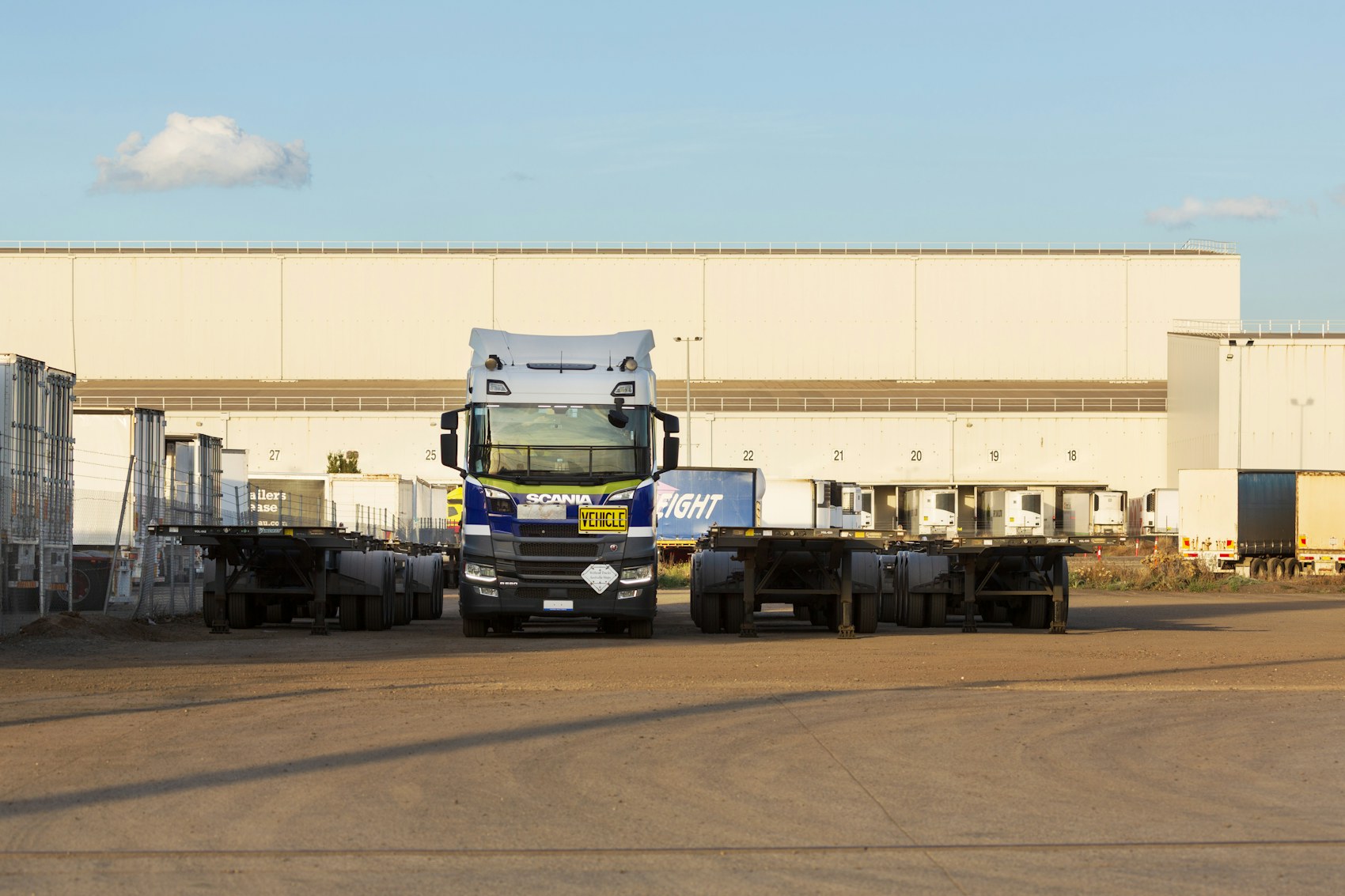 Επαγγελματικό φορτηγό σε εγκατάσταση logistics